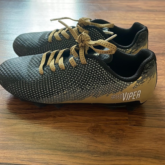 Girls Soccer Cleats - Picture 1 of 3